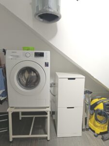 Waschmaschine mit Kommode für Waschmittel