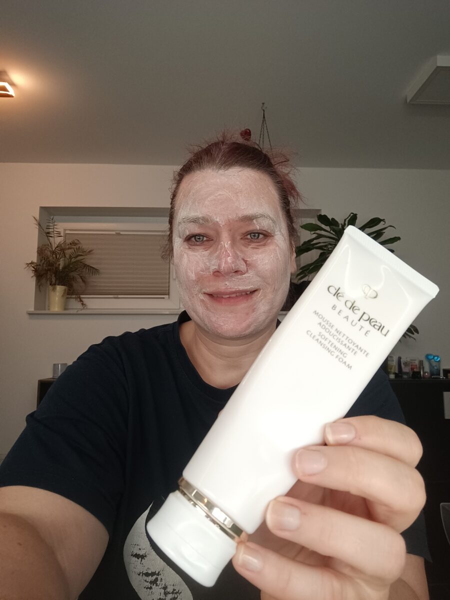 Testbericht zum Softening Cleansing Foam von Clé de peau BEAUTÉ (Influenster)